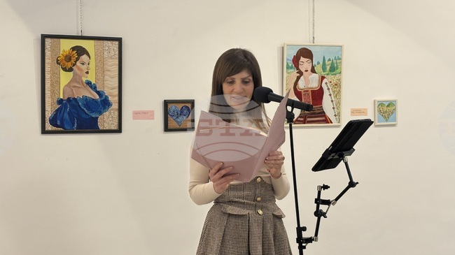 В Самоков маникюристката Илиана Пенева подреди благотворителна изложба с творби, създадени с техники и материали от маникюра