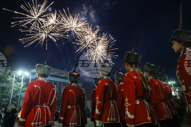 С водосвет за здраве и благополучие и с тържествена заря-проверка започнаха в Казанлък честванията на националния празник на България