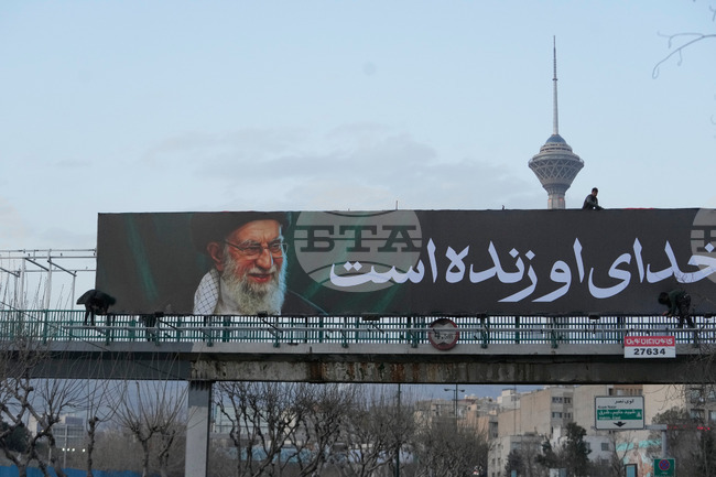 Тридневно поклонение пред тленните останки на аятолах Хаменей започва тази вечер в Техеран