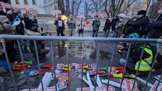 Протест под надслов "Вървете си в Москва" се проведе тази вечер пред руското посолство в Букурещ