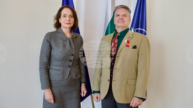 Министър Надежда Нейнски и изпълняващият длъжността посланик на САЩ Х. Мартин Макдауъл обсъдиха трудната ситуация в Близкия изток и Иран