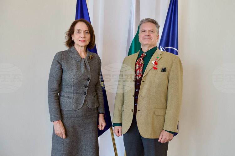 Foreign Minister Meets US Charge d’Affaires to Discuss Difficult Situation in Middle East