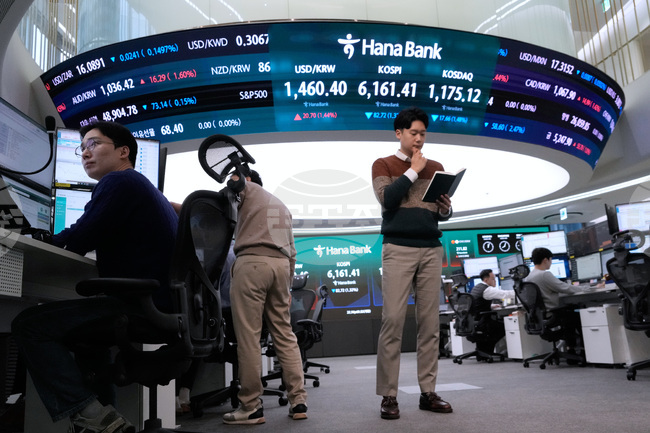 Южнокорейският индекс Kospi загуби над 7 на сто в най-лошия си ден от 19 месеца, Уолстрийт затвори със смесени настроения