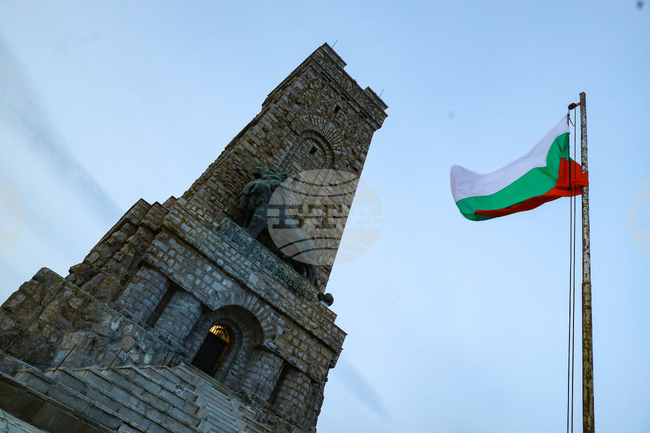 Хора вече се събират край Паметника на свободата на връх Шипка, за да отбележат националния празник на Република България