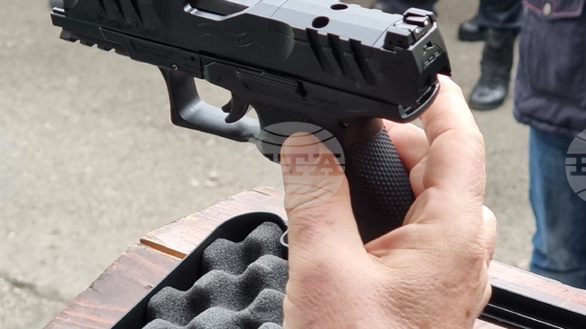 При мащабна акция на полицията в Турция са задържани 13 души и са иззети 100 пистолета