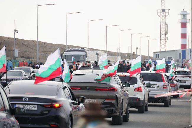 "Българовско шествие" събра в Бургас десетки автомобили със знамена в чест на 3 март