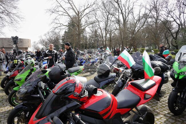 Мотористи се събраха около паметника Пантеон в Бургас за участие в мотошествието "Пътят на свободата"