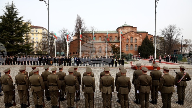 National Flag Ceremonially Raised at Monument to Unknown Soldier on National Day
