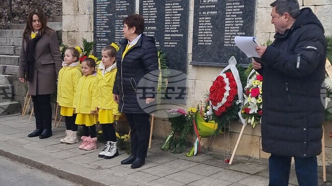 Със заупокойна молитва и поднасяне на венци и цветя започна отбелязването на Трети март в Шумен