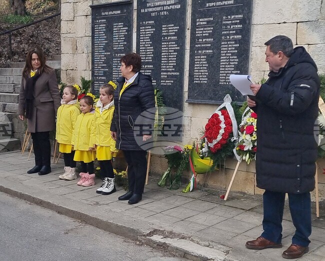 Със заупокойна молитва и поднасяне на венци и цветя започна отбелязването на Трети март в Шумен