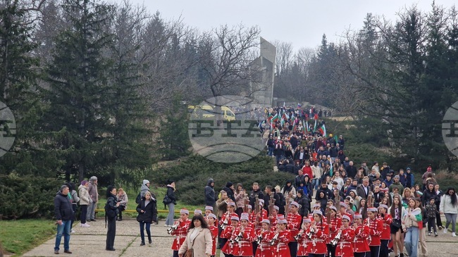 Търговище чества националния празник с молебен за здраве, почит пред загиналите на свободата и фолклорна инициатива на централния площад