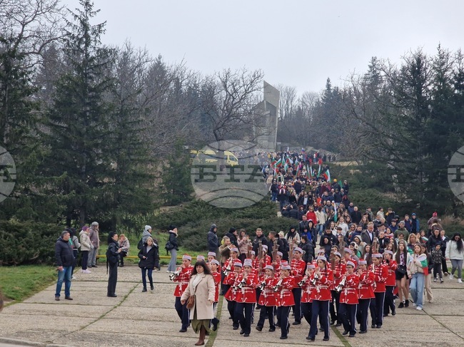 Търговище чества националния празник с молебен за здраве, почит пред загиналите за свободата и фолклорна инициатива на централния площад