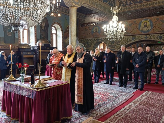 С молитва и поднасяне на венци и цветя започнаха честванията на Трети март в Шумен