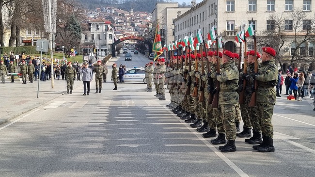 С военен ритуал великотърновци честваха 148 години от Освобождението