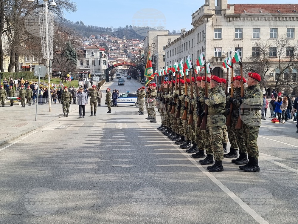 С военен ритуал великотърновци честваха 148 години от Освобождението
