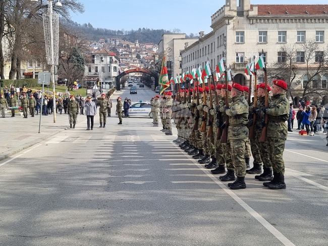 С военен ритуал великотърновци честваха 148 години от Освобождението