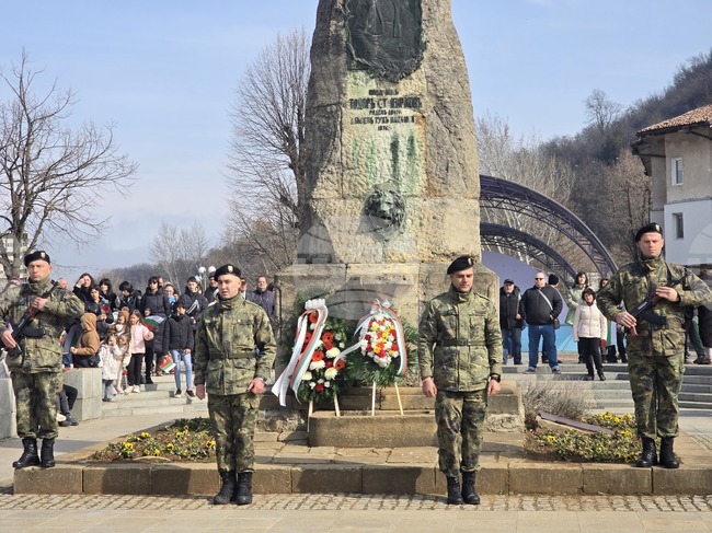 С панихида, тържествена церемония и военен ритуал Ловеч отбеляза Освобождението на България
