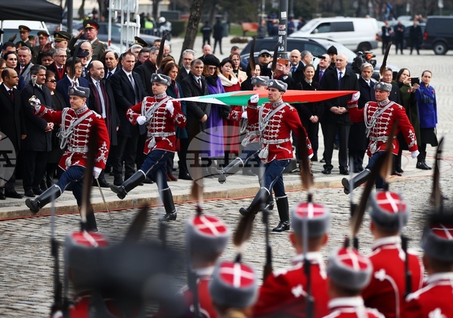 Издигане на националното знаме на България - церемония