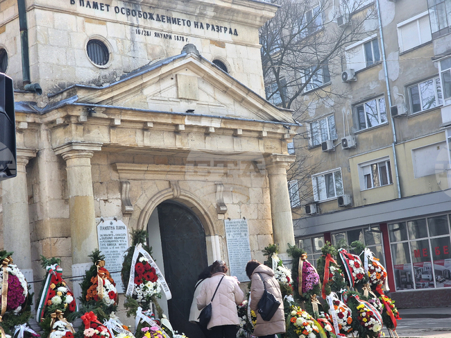 Над 300 трибагреника се развяха на площада в Разград за Трети март