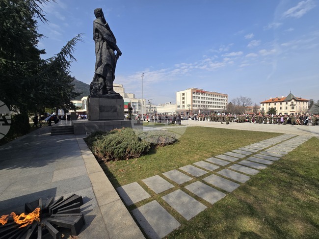 Развейте българските знамена и заявете гордо, че сте българи, заяви кметът на Враца по повод националния празник