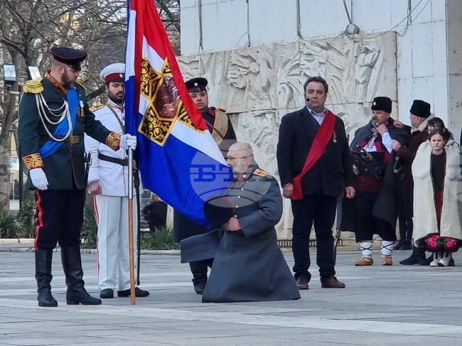 С историческата възстановка "Свободна България" и с церемония Русе отбеляза Трети март 