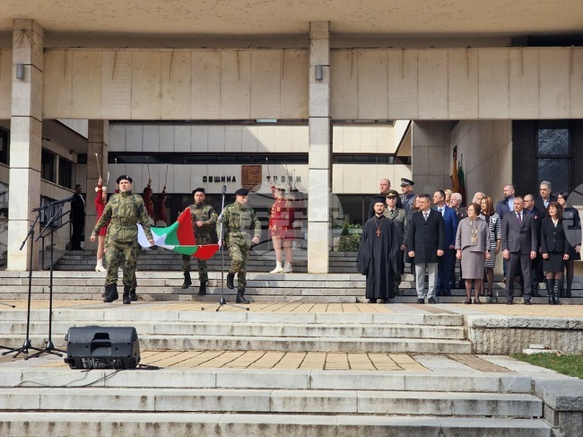 С молебен, тържествена церемония и концерт в Троян отбелязаха националния празник Трети март