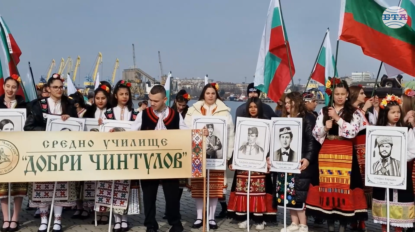 "Българовско шествие" събра в Бургас десетки автомобили със знамена в чест на 3 март