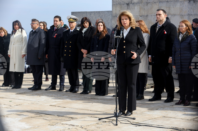 Шипка е крепост на българската памет и тя е неподвластна на всякакво злободневие, разделение и омраза, заяви президентът Илияна Йотова