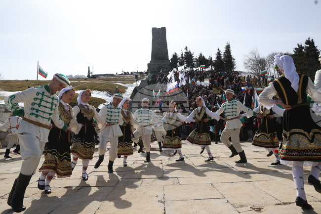 С тържествена церемония край Паметника на свободата на връх Шипка беше отбелязан националният празник на Република България