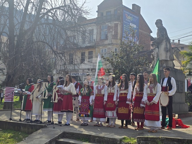 С художествена композиция на ученици от ПГ "Пейо Яворов" в Петрич беше отбелязана 148-ата годишнина от Освобождението на България