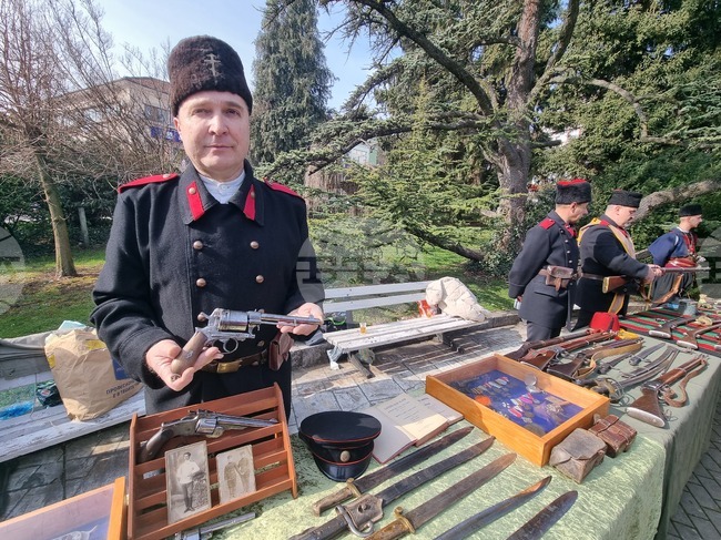 Оръжия и артефакти от Руско-турската освободителна война показаха в открита експозиция членове на клуб "Традиция" във Велико Търново