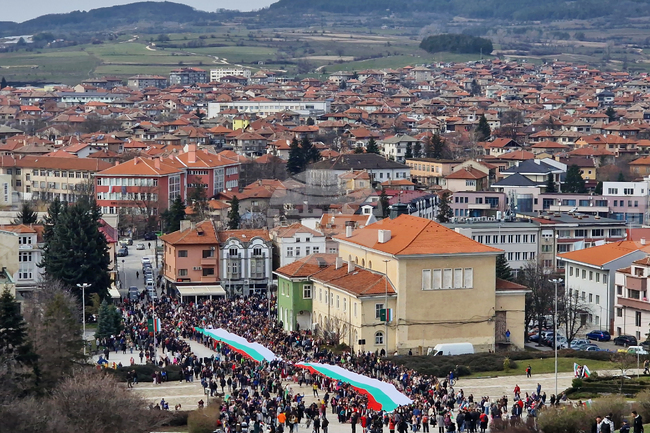 Със 110-метров български трибагреник за трета поредна година Панагюрище отбеляза националния празник