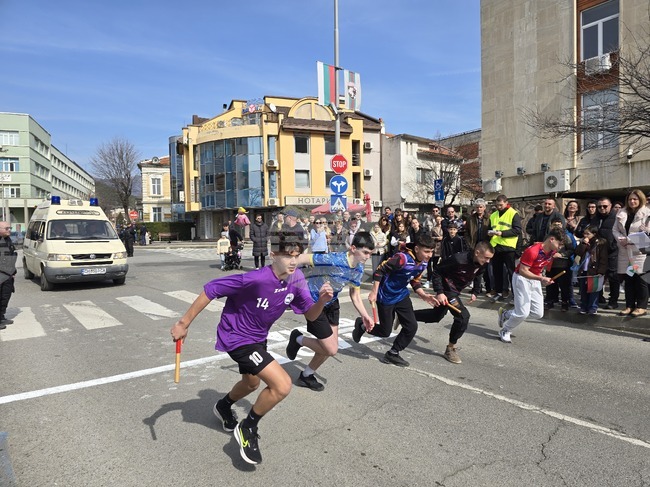 В Сливен 160 ученици се включиха в 61-вата щафета „Освободител“, посветена на Трети март
