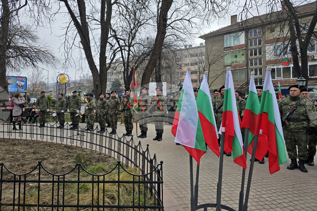 Трети март в Свищов беше отбелязан с молебен, военен ритуал, общоградско шествие и поклонение