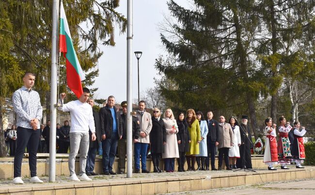 Община Разград: Шампиони по колоездене издигнаха националния трибагреник, в тържеството за отбелязване на Трети март участваха талантливи деца от две разградски формации