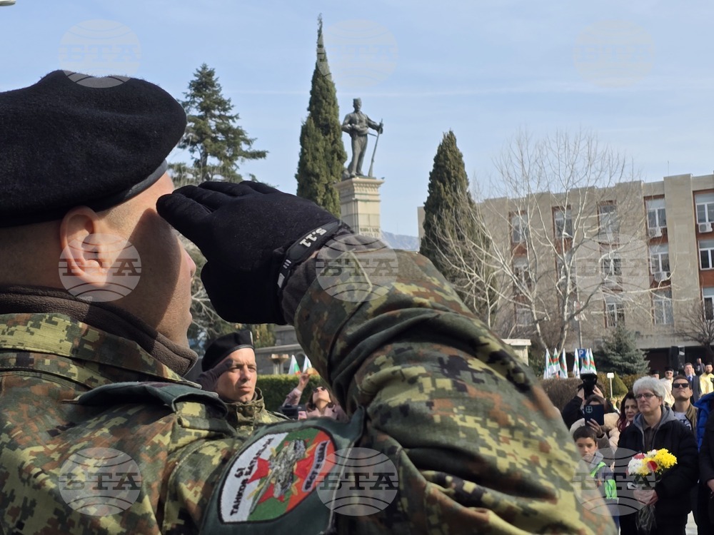 В Сливен отбелязаха Трети март с тържествена церемония, молебен и щафетата „Освободител“