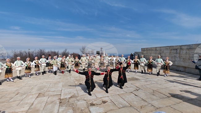Културната програма на връх Шипка за 3 март обедини фолклор, рецитал и възстановки под режисурата на Христо Димитров от ансамбъл „Българе“