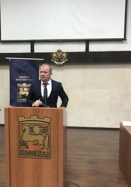 Общински съвет Благоевград: С 33 гласа „ЗА“ Общински съвет Благоевград одобри предложението на кмета на Община Благоевград Илко Стоянов да бъде позволено CRD Sport да получи 90 % от акциите на ПФК „Пирин“