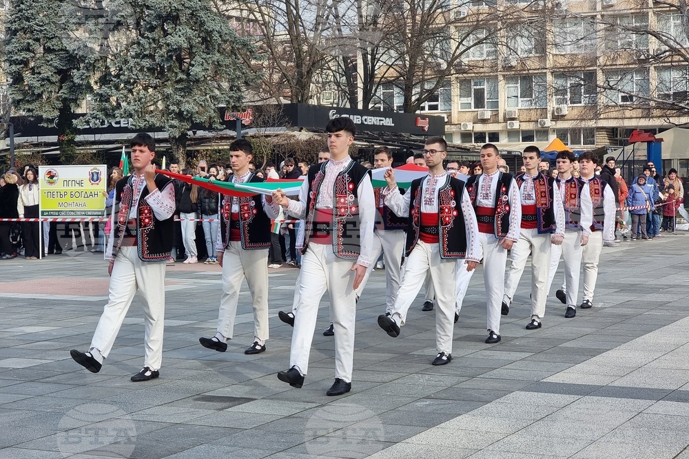 На националния празник трябва да загърбим разделящото ни и да се поклоним извоювалите свободата ни, каза кметът на Монтана