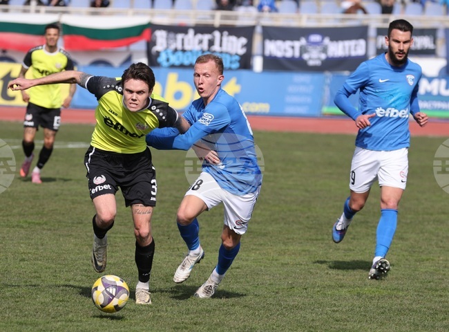 Спартак 1918 Варна победи Монтана с гол в последната минута, домакините завършиха мача с 10 души