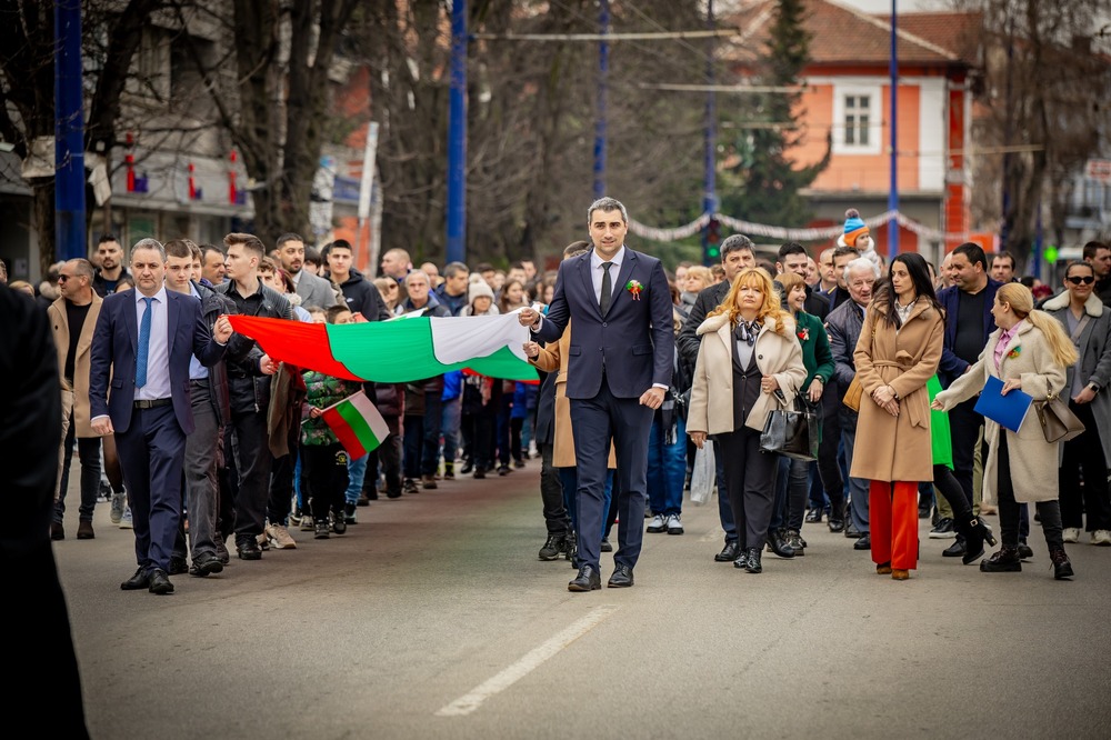 С шествие, в което бе включено 100-метрово българско знаме, Пазарджик отбеляза Трети март