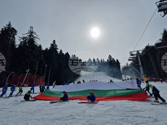 С изложба, каба гайди и спускане на скиори и сноубордисти с трибагреника по писта Боровец отбеляза националния празник на България