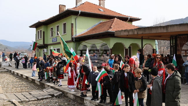 С питка и развети знамена в Якоруда беше посрещната Родопската теснолинейка 