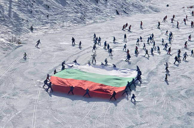 Със спускане с националния флаг по пистите под Тодорка жители и гости на Банско отбелязаха Трети март