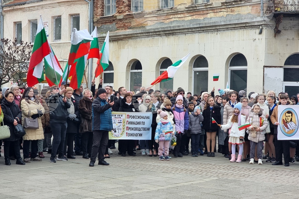 С тържество, сценична програма, поднасяне на цветя и концерт в Лом отбелязаха националния празник