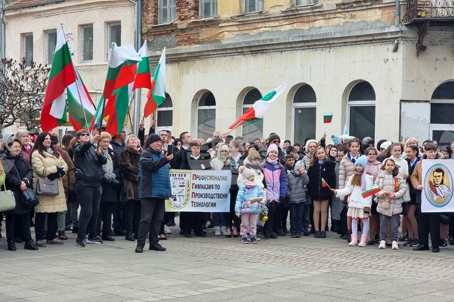 С тържество, сценична програма, поднасяне на цветя и концерт в Лом отбелязаха националния празник