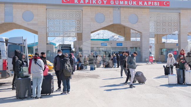 Иранци продължават да пристигат в Турция през граничния пункт „Капъкьой“ в окръг Ван, видя на място от кореспондентът на БТА 