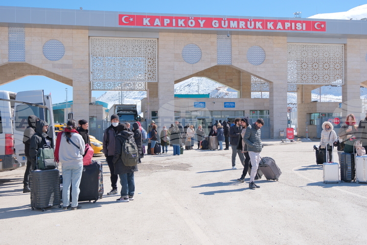 Iranians Keep Arriving at Kapikoy Border Checkpoint