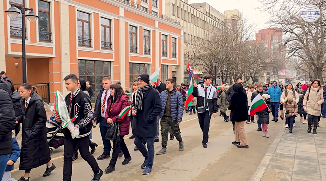 Трети март в Свищов беше отбелязан с молебен, военен ритуал, общоградско шествие и поклонение