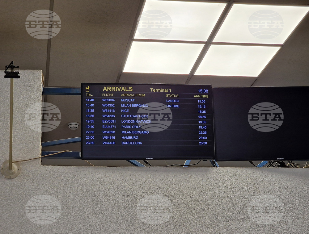 Полет на „Уиз Еър“ от Оман със служители на компанията кацна в София